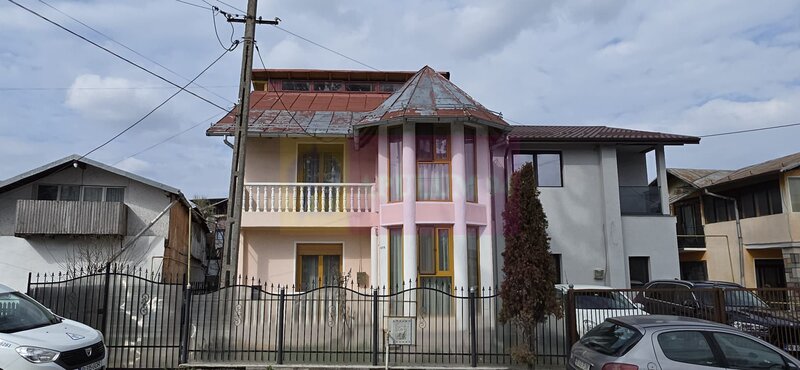 Casa de vanzare cu 3 camere in Poiana Campina